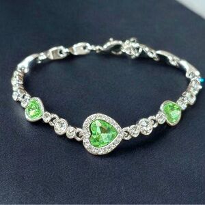 💥2/$24 or 3/$30💥 Elegant Silver and Green Sparkling Heart Bracelet. NWT